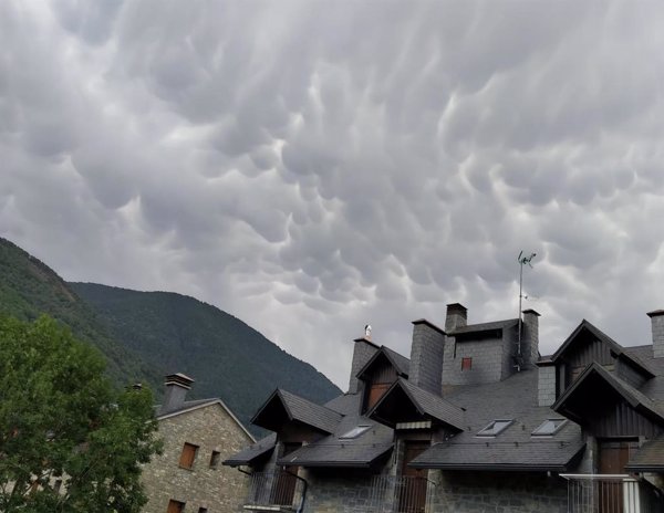 Altas temperaturas, lluvias, tormenta, viento y rissagas ponen mañana en aviso a 14 provincias