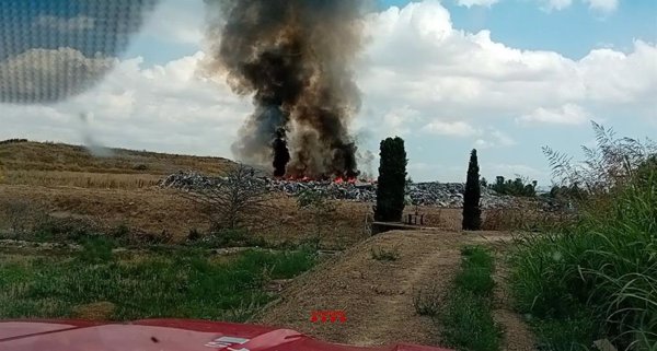 Bomberos trabajan con 11 dotaciones en un incendio de un vertedero de Castellnou de Seana (Lleida)