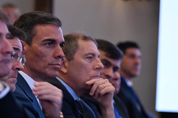 Sánchez pide personarse como perjudicado en la causa por la lona que Hazte Oír desplegó frente al Congreso
