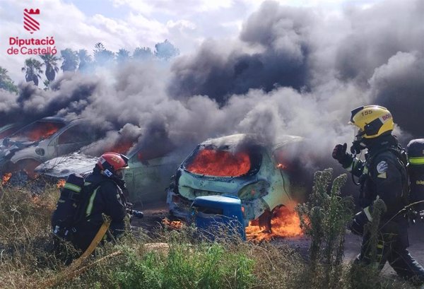 Un incendio calcina cinco vehículos y vegetación en un descampado de la playa canina de Nules (Castellón)