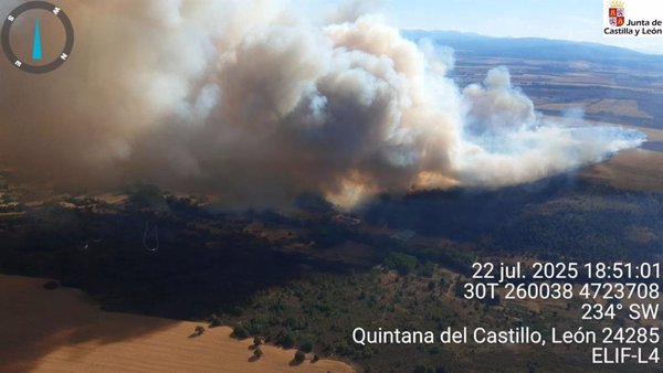 Sube a índice de gravedad 2 el fuego de Ferreras (León) en el que trabajan ya casi 40 medios aéreos y terrestres