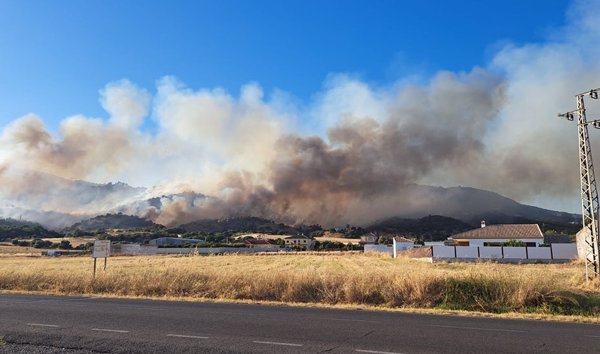Reactivado de madrugada el incendio que ha obligado a desalojar cien viviendas en la Sierra de Córdoba