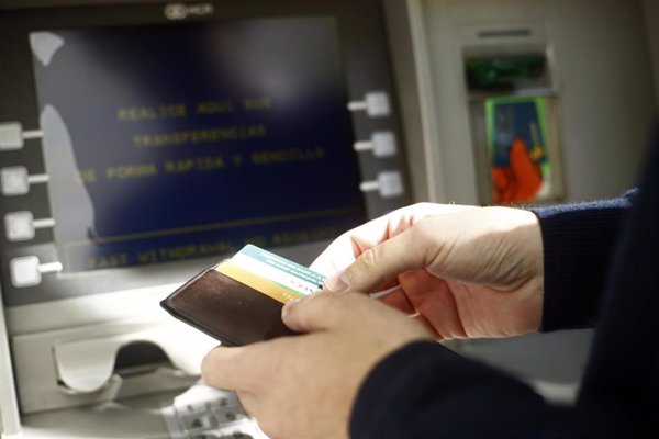 OCU advierte de comisiones de hasta el 8% por extraer dinero del banco en el extranjero