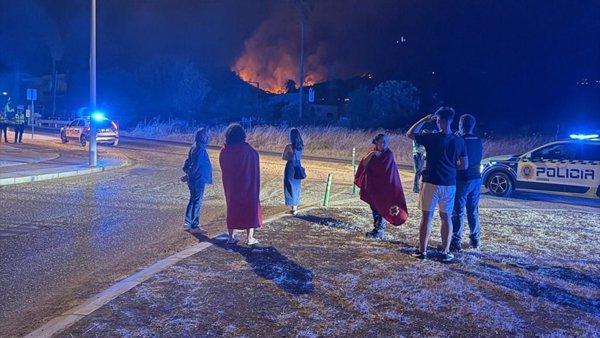 Cruz Roja despliega a 22 personas y dos ambulancias por el incendio en las faldas de la Sierra de Córdoba