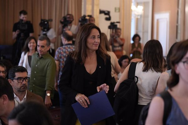 La consejera catalana de Educación reitera sus disculpas y defiende la gestión del error en la adjudicación de docentes