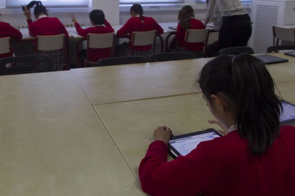 Alumnos de Infantil y Primaria de Madrid no usarán dispositivos digitales individuales en aulas desde el próximo curso