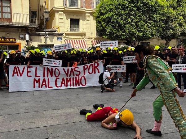 Bomberos protestan ante Diputación de Valencia y la Generalitat por la falta de medios: