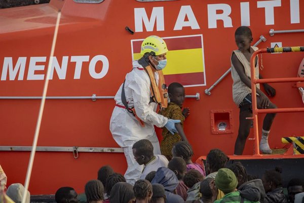 El procedimiento para el traslado de menores migrantes incluye una entrevista personal y acompañamiento de profesionales