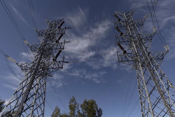 El sector eléctrico lidera los descensos en el Ibex lastrado por el revés al decreto antiapagones