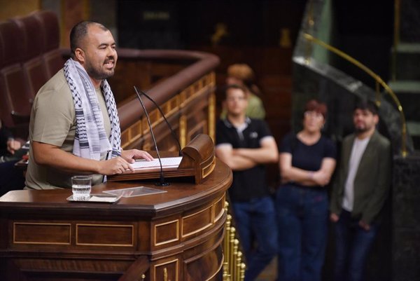 Diputado de Sumar contrasta el caso de Núñez y Mazón, que sigue en su cargo pese a los más de 220 muertos por la dana