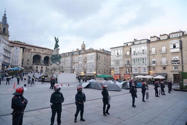 Heridos siete policías y cuatro jóvenes detenidos en los incidentes por la acampada 'no comunicada' de GKS
