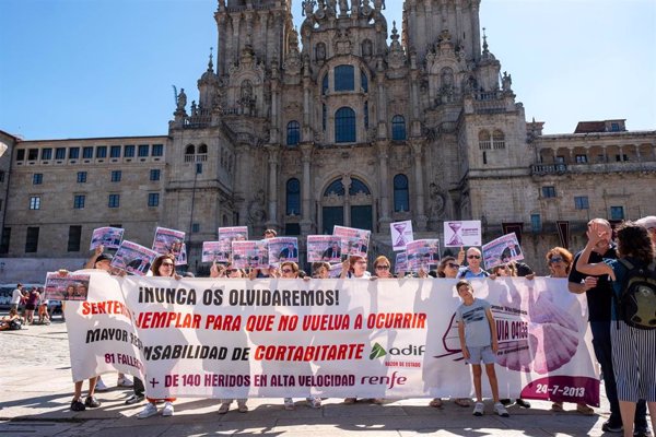 Víctimas del accidente del Alvia exigen que el Estado repita el informe que 12 años después solo culpa al maquinista