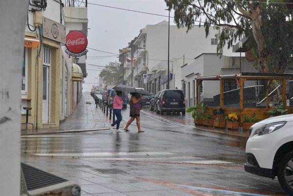 Calor, lluvia, tormentas, viento y oleaje activan hoy los avisos en 13 provincias