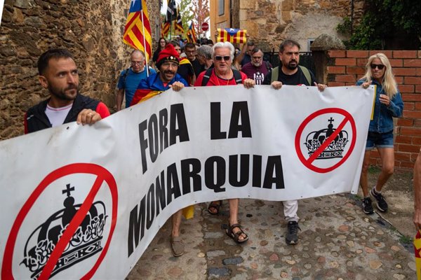 Unas 40 personas protestan en Sant Martí Vell (Girona) por la visita de la Princesa Leonor