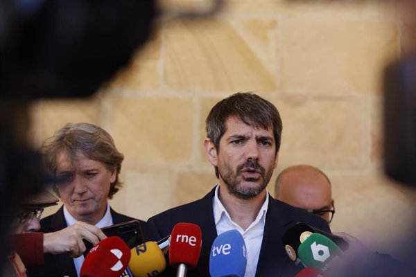 Urtasun defiende participar en la vida pública al margen del currículum, pero que la mentira tenga 
