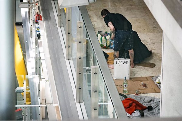 Aena prohíbe desde este jueves pernoctar en la T4 y remite a personas sin hogar a instalaciones de Ayuntamiento Madrid