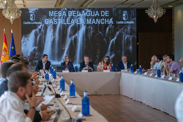 Page sugiere una auditoría a confederaciones hidrográficas y exige aumentar un 30% la desalación del Levante