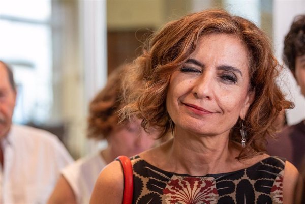 Montero presume de los datos de empleo, aunque hay que corregir 
