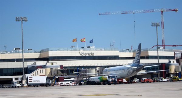 Desalojados 23 menores franceses de un vuelo de Valencia a París por 