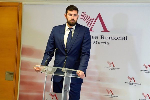 Vox se querella contra la diputada de Podemos Murcia que entregó a Antelo (Vox) un capirote del Ku Klux Klan