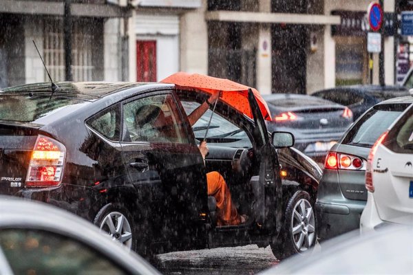 Lluvias, tormentas y oleaje activan este viernes los avisos en 10 provincias
