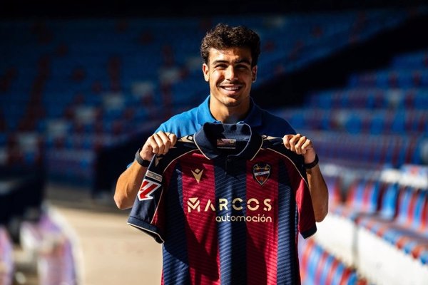El lateral español Manu Sánchez jugará cedido en el Levante UD la próxima temporada