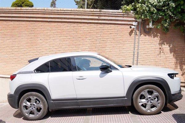 Arcuri abandona los juzgados de Granada con su hijo menor, entregado por Juana Rivas