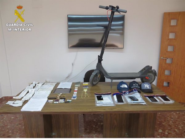 Dos detenidos en Cuenca por su presunta implicación en una red de estafas en la que simulaban ser la DGT