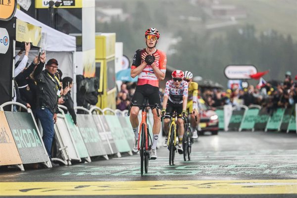 Arensman firma el doblete en La Plagne y Pogacar celebra la tregua del Visma