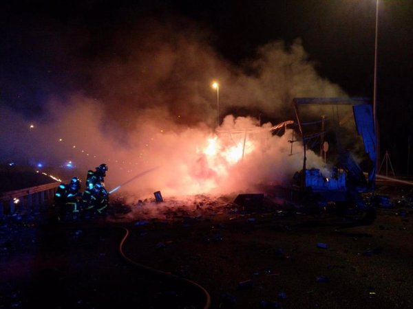 Estalla y arde un camión con sprays de pintura y neumáticos en A-6 a la altura de Las Rozas (Madrid)