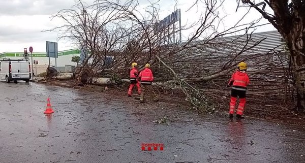 Los Bombers de la Generalitat atendieron 53 avisos no graves por las lluvias, sobre todo en Badalona y el Barcelonès