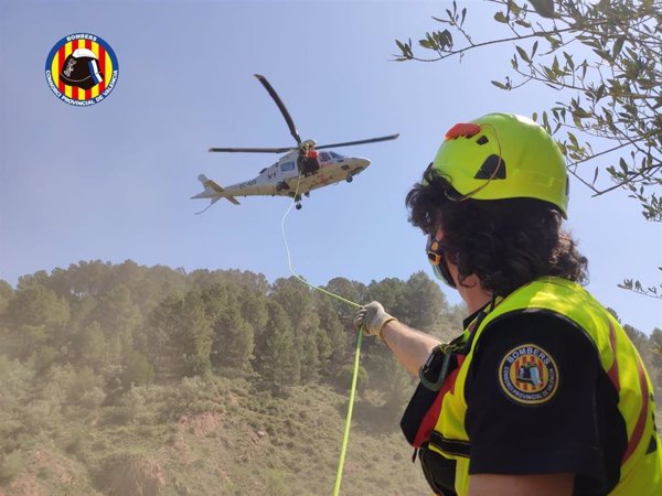 Bomberos realizan tres rescates aéreos de personas perdidas o indispuestas en rutas de montaña de Valencia
