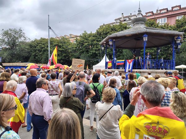 Centenares de personas se concentran en Santander para pedir 