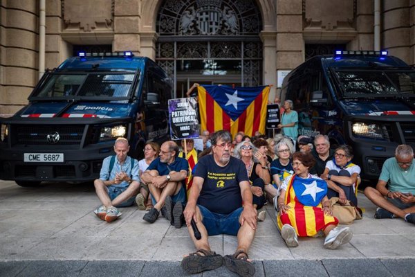 Unas 50 personas protestan por la visita de técnicos de Aragón al MNAC por las pinturas de Sijena