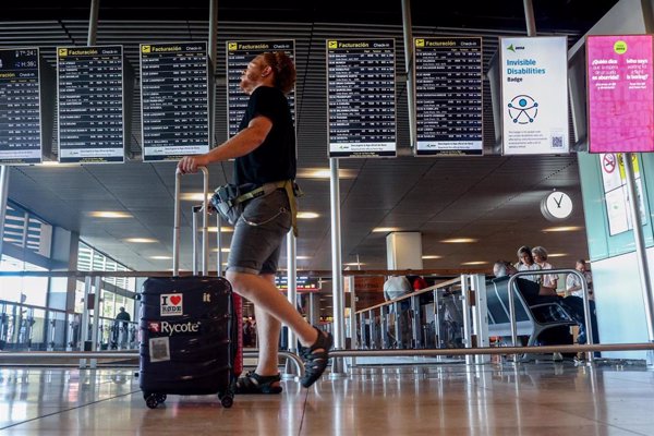 El equipaje de mano encarece el billete en 56 euros en aerolíneas low cost, según OCU