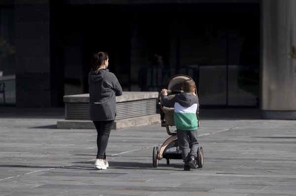 Gobierno aprobará mañana ampliar permiso por nacimiento a 17 semanas y retribuir parte del permiso por cuidado