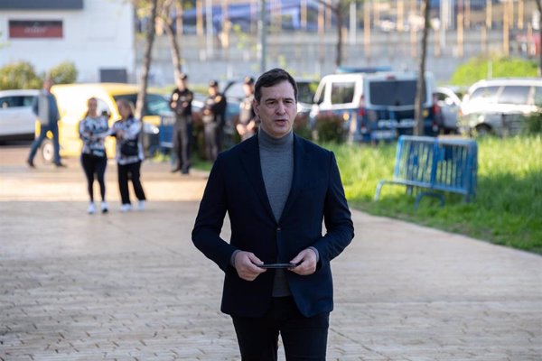 La jueza de Badajoz rechaza retirar el pasaporte al hermano de Sánchez, al que pide que informe de cambios de domicilio