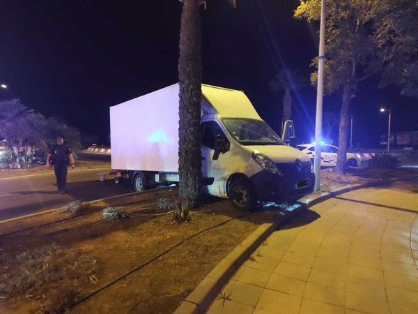 La Policía dispara en la pierna a un hombre que intentó arrollar a varios agentes en una fuga en Almería