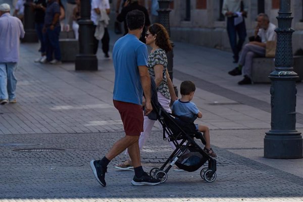 Unión de Asociaciones Familiares aplaude la retribución de parte del permiso parental pero pide un paso 