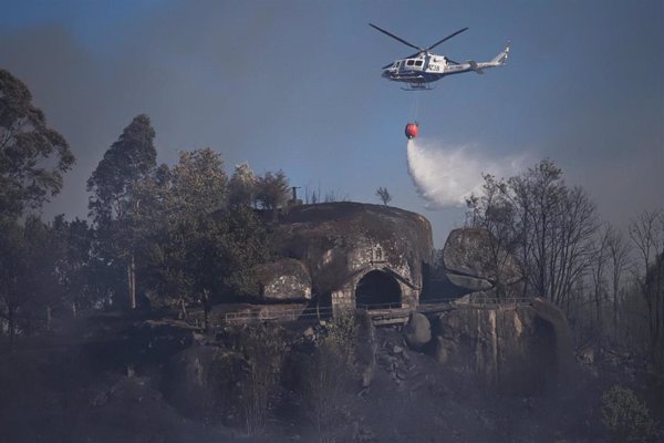 El incendio de Salvaterra (Pontevedra), que activó la alerta por proximidad a viviendas, calcina 30 hectáreas