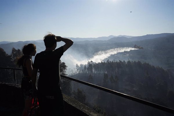 Desactivan la alerta por proximidad a viviendas en el incendio de Salvaterra (Pontevedra)