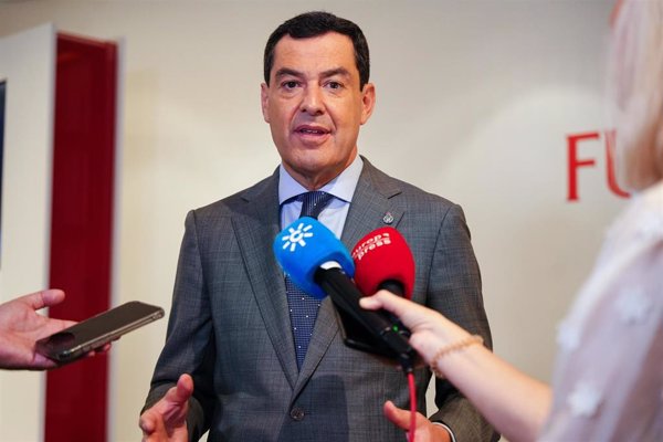 Moreno reitera su intención de convocar autonómicas en junio pero adelantaría con las generales 