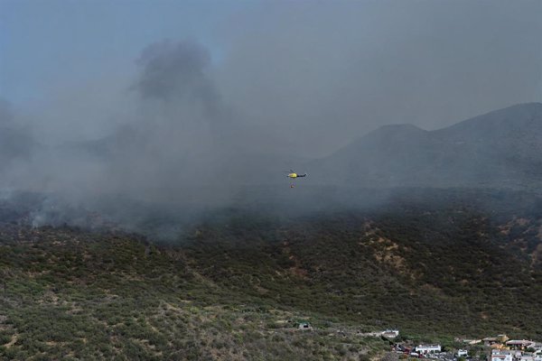 El fuego declarado en El Tanque (Tenerife) continúa activo y se trabaja en consolidar el perímetro