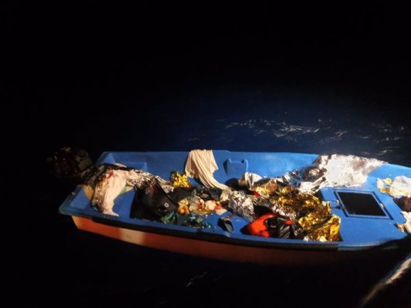 Rescatados ocho migrantes magrebíes, tres menores, en una patera al sureste de Cabo de Gata (Almería)