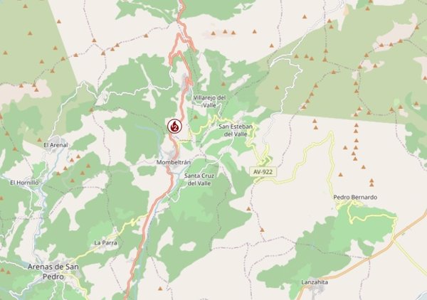 El incendio de Mombeltrán (Ávila) obliga a evacuar 14 chalets y realojar a 50 personas en un pabellón