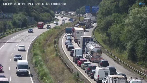 La caída accidental de áridos sobre la carretera provoca retenciones kilométricas en la A8 sentido Irún