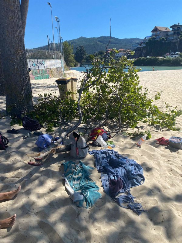 Herida grave una mujer tras caerle una rama encima mientras estaba tumbada en la playa de Samil de Vigo