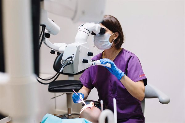 La Asociación Española de Endodoncia denuncia ante el Consejo de Dentistas los riesgos de la 'odontología biológica'