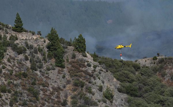 Unas 80 personas trabajan este martes en el incendio de El Tanque (Tenerife) para evitar las reactivaciones