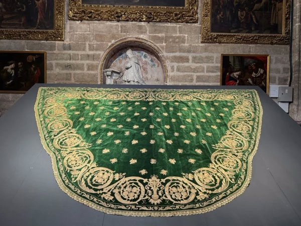 La Catedral de Sevilla restaura el manto verde de salida de la Virgen de los Reyes donado por la Reina Isabel II